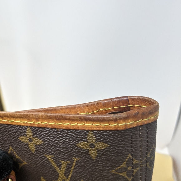 LOUIS VUITTON Neverfull GM Shoulder Bag - Picture 12 of 16